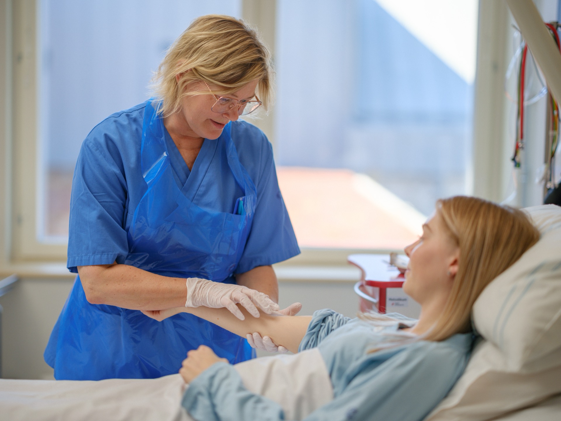Vårdpersonal tar hand om patient